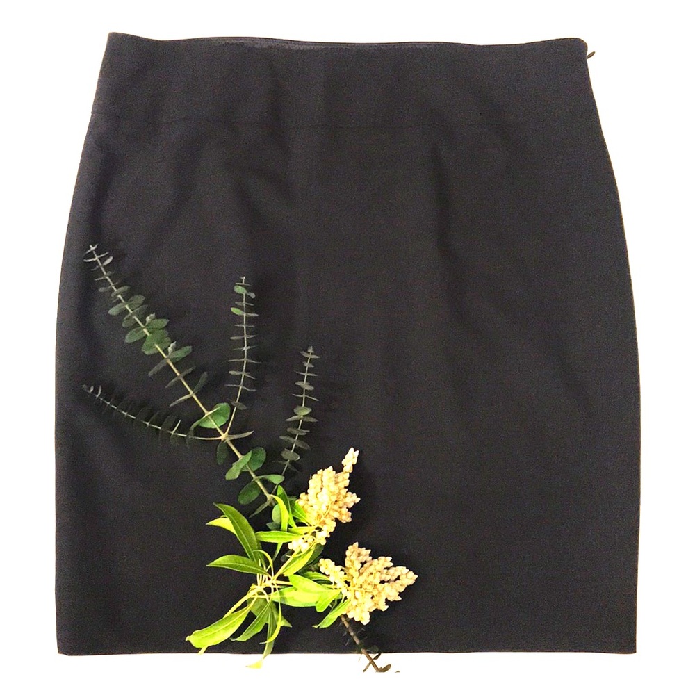 Elie Tahari Navy Pencil Polyester Skirt. Size 16.